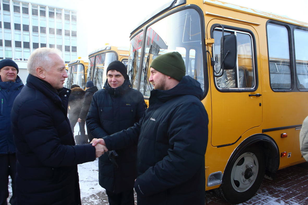 Партию новых школьных автобусов получила Томская область